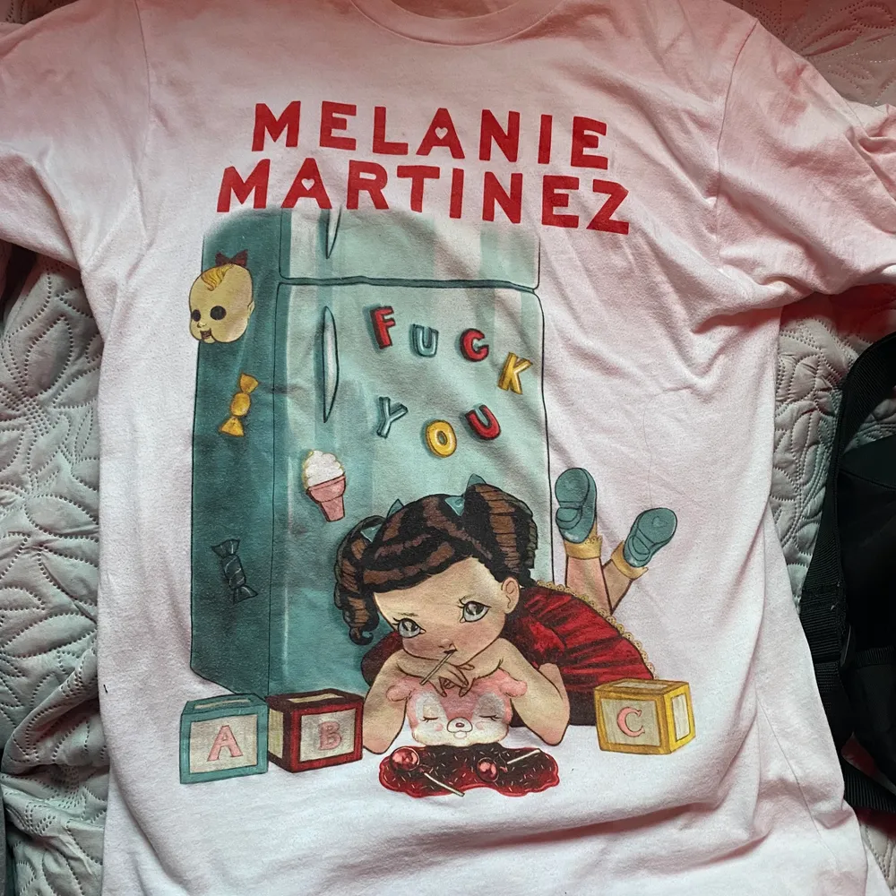 En t-sjukt från Melanie Martinez egna merch från crybaby, sitter lite oversize på mig som är en storlek M. Skjortor.