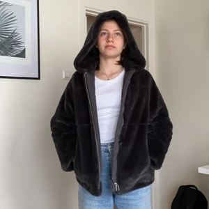 Zara fluffig velvet svart jacka för barn 11-12, 152cm - fluffig behöver svart jacka för barn! Bra skick och i storlek XS💞 för barn 11-12 eller 152cm