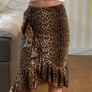 Jättefin och skön ”overlap” kjol från NAKD i leopardmönster. Storlek XS, men väldigt stretchig i midjan (resårband) så passar S och M också skulle jag säga. Fraktar eller möts upp i gbg