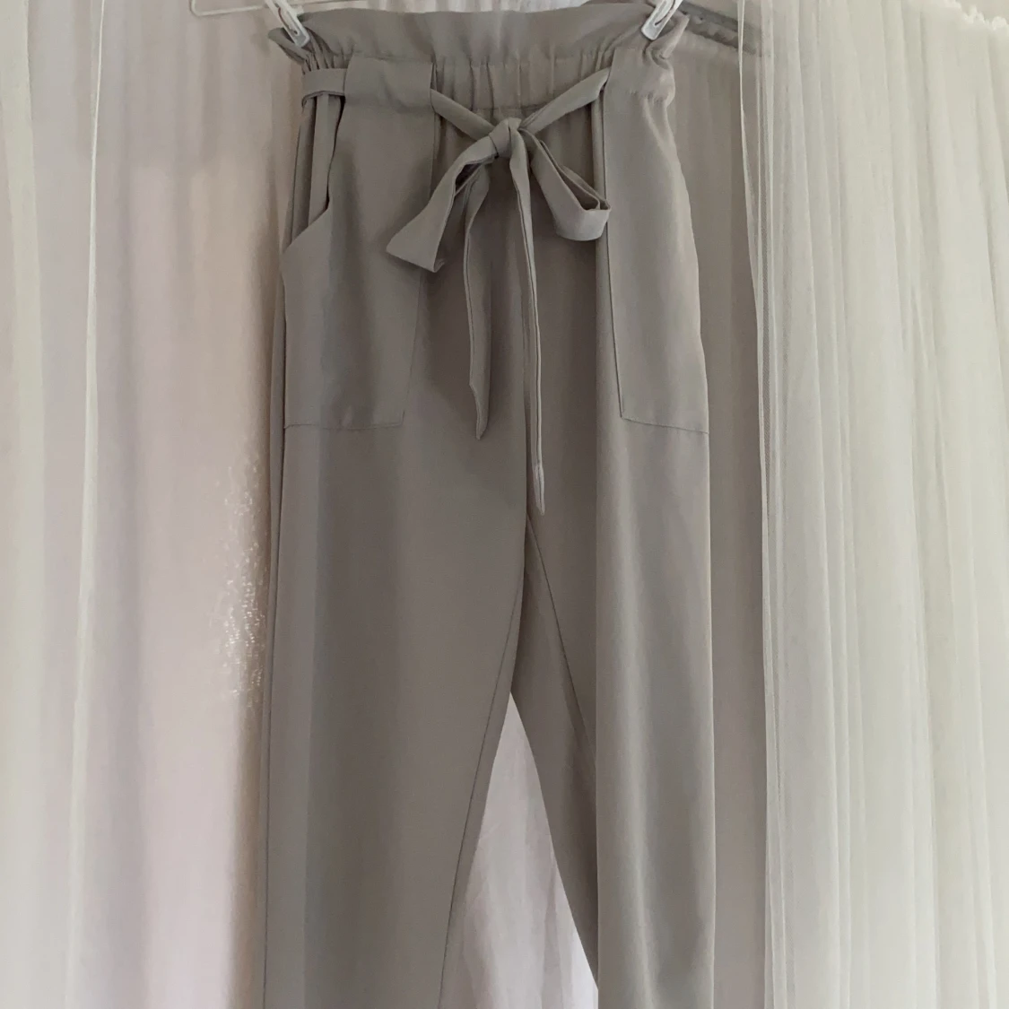 Ljusgråa kostymbyxor  - 91