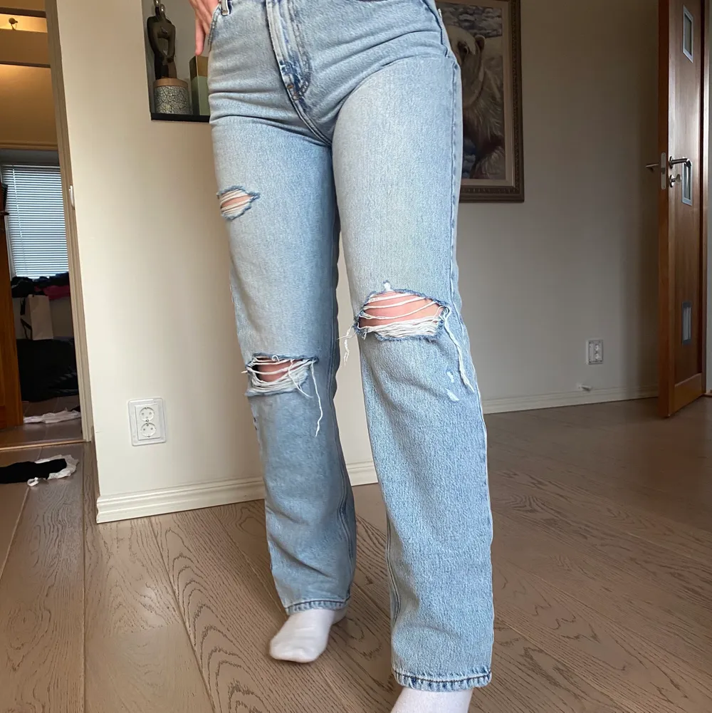 Ett par sjukt fina jeans i helt nytt skick. Säljer dom då jag aldrig använt dom. Jag är 162 cm och säljer då jag tycker dom är lite för tjata för mig ❤️. Jeans & Byxor.