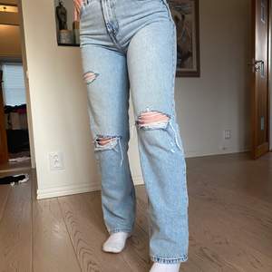 Ett par sjukt fina jeans i helt nytt skick. Säljer dom då jag aldrig använt dom. Jag är 162 cm och säljer då jag tycker dom är lite för tjata för mig ❤️