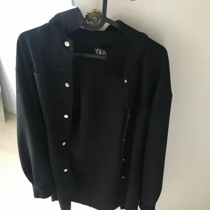 Tunn jacka  - En tunn och väldigt skön kappa eller jacka vet inte vad man ska kalla det, ni ser nog😀 köpt på Zara och är nästintill aldrig använd, perfekt nu till våren / sommaren!