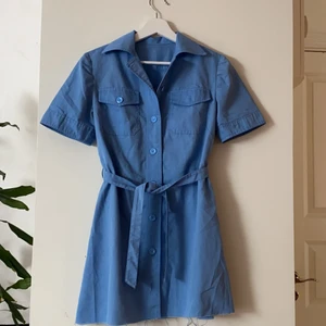 Skit gullig klänning  - En klänning som passar perfekt nu till sommaren. Man ser inte riktigt färgen på bilderna men den är en anning ljusare blå. Är i ett typ av jeans tyg. Älskar denna men har kännt att den inte riktigt är jag därför bara använd en gång. Så den är i nyskick. Skicka till mig och ni vill ha mer bilder eller liknande💕💕🦋