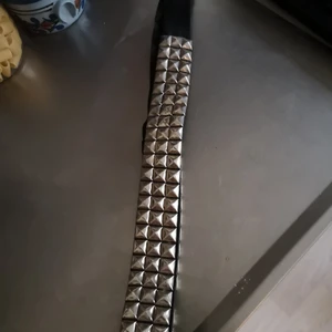 Nitbälte - Ett schysst nitbälte i storlek L. Saknas 1 nit vilket syns på bilderna. Totallängd på skärpet är 110cm (spännet till sista hålet) 