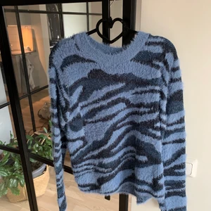 Randig blå tröja m - Stl M. Skönaste materialet nånsin.💓 