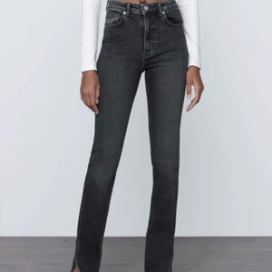 Jeans med slits, zara - Helt nya jeans tyvär råkade jag ta av lapparna när jag provade dom men dom finns kvar om du skulle vilja ha dom