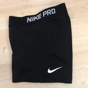 Nike Pro Shorts - superfina nike pro shorts i väldigt bra skick! storlek S men de är så pass stretchiga att de både passar XS och M också! 