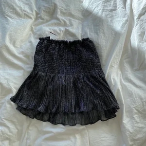 Zara kjol - Såå himla fin glittrig kjol från zara, i nyskick! Kan mötas upp och frakta, fråga gärna frågor. Priset kan diskuteras💕 högsta bud: 200kr