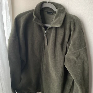 Ziptröja - Superfin och mysig ziptröja från Gina😇 strl xxs men skulle säga lite större, färgen gör sig inte så bra på bild men är typ olivgrön kanske, har uppe en likadan fast beige med bruna detaljer!