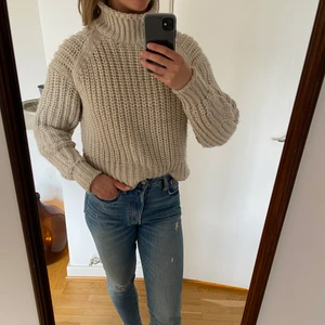 Stickad polo - Skön stickad polotröja i trendig modell. Mjukt material med en liten andel ull. Skulle beskriva färgen som kall grå/naturvit. Sparsamt använd, inga hål eller maskor. Stlk XS men passar även stlk S vilket jag själv är. Jag är 168 lång. Säljer då jag köpte en liknande i annan nyans. Kan mötas upp i centrala Malmö eller skicka, köparen står för frakt. 