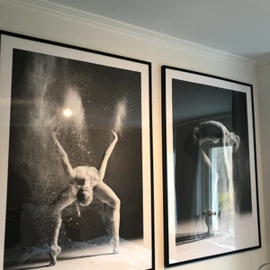 Desenio poster - Suttit i samma ram sen de köptes så i perfekt skick, storlek 70x100    Ramarna ingår ej, fraktas inte utan hämtas upp i järfälla/ Bromma eller möts upp i Sthlm 💕. Inköpspris var 870kr, säljer båda för 550