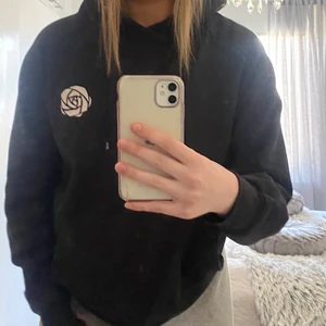 Hoodie med tryck på ryggen  - Säljer en svart hoodie med snyggt tryck på ryggen💓 Storlek L men sitter mer som en M 