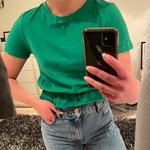 Grön t-shirt - Så snygg t-shirt med en detalj vid midjan