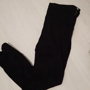 Svarta högmidjade jeans🌸 - 🌸Jeansen är perfekta för dig med lite längre ben.      🌸Fickor på låren