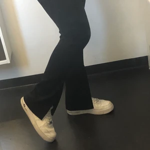 kostymbyxor med slits - Supersnygga svarta kostym byxor ifrån Monki med en slits längst ner. Byxorna går ner över skorna vilket är otroligt snyggt. Kan tyvärr ej visa bild på då det är för små vid rumpan, så har lånat en bild. Byxorna är av det tajtare laget skulle jag nog säga, jag själv är 38/40 i olika typer av byxor. Köpt är köpt och köpare står för frakt!🧡 