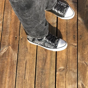 ash skor - intressekoll på dessa skitballa skorna från ash! den vänstra skon saknar dragkedjetaget. dem är köpta seconhand och därav vet ej nypris men skulle gissa på mellan 1000-1800 med tankte på likande skor. säljer bara vid bra bud (köparen står för frakten)