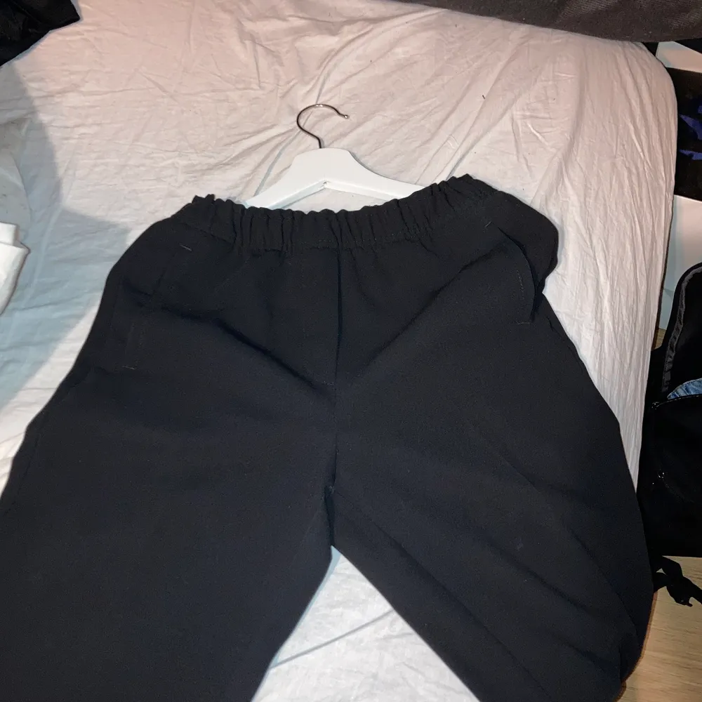 Svarta kostym byxor från hm storlek 34. Jeans & Byxor.