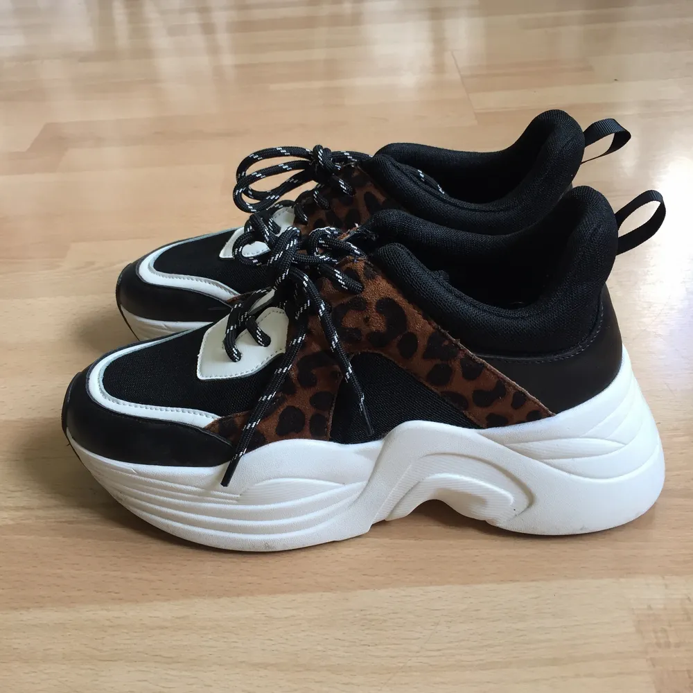 Platå sneakers med leopardmönstrade detaljer. Sluttande platåsula, högsta höjd ca 7cm. Helt veganska, material är bla skinnimitation. Använd bra några få gånger så de är i jättefint skick! . Skor.