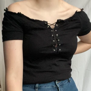 korset tröja - vet inte riktigt vad man ska kalla det men typ en korset tröja. den har lite av en lettuce hem på vissa ställen och passar bra till de flesta kläder och stilar! ganska gammal men i nyskick 🥰