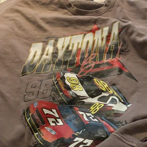 Brun tjocktröja  - Supersnygg brun tjocktröja med print. Oversized. Bra skick, aldrig använd