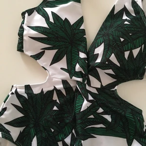 Baddräkt - Snygg cut out baddräkt säljes. Öppen i ryggen, och snyggt V på framsidan. Har inlägg. Perfekt för sommaren 🕺🏼🤩  Köpt på wish eller liknande. ALDRIG ANVÄND.   Köpte den som en XS, men tycker den var lite mindre i storlek än vanligt. 