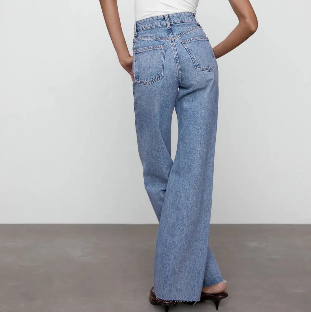 Jag säljer nu Mina superfina zara-jeans i modellen ”Wide leg full length” 6045/026. De är i superfint skick och är endast använda några få gånger, men rensas ut då jag hade behövt en storlek mindre🥺 frakt tillkommer, men priset kan gå ner vid snabb affär🥰 skriv om ni vill ha fler bilder!🥰. Jeans & Byxor.
