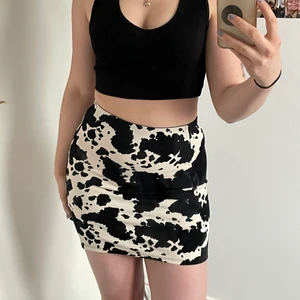 KoKjol - Tjol från GinaTricot! Lappen finns kvar och den är oanvänd! Den har en liten slits på sidan och materialet är stretchigt. Passar S och M💕 köparen står för frakt 