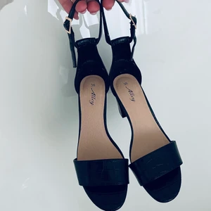 Svarta Klackar - Ormskinns klackar i stl 36 endast använda 1gång.