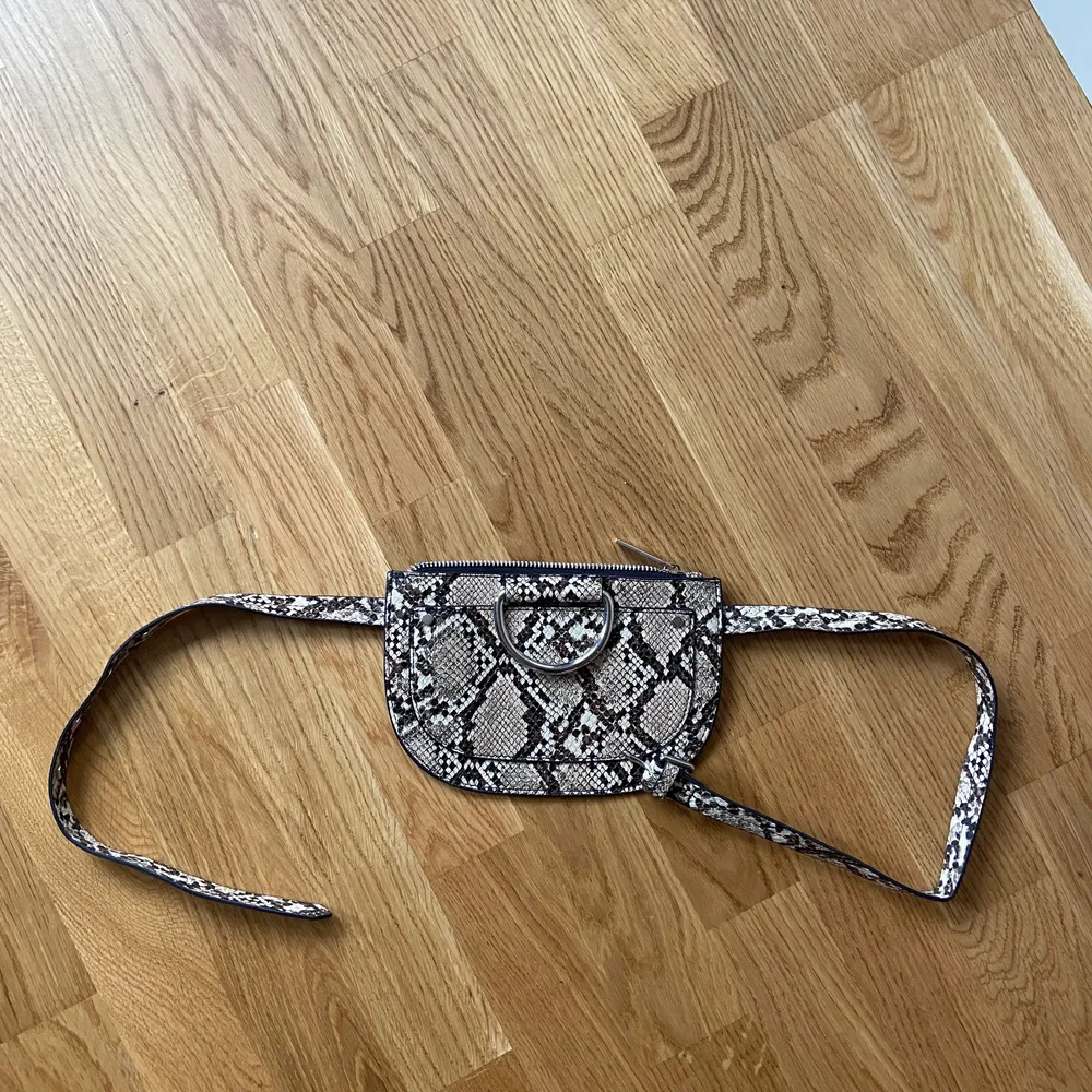 Leopardmönstrad magväska. Accessoarer.