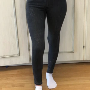 Skinny jeans låg midja, storlek xs - Adlig använda endast testade skinny jeans med låg midja storlek xs.