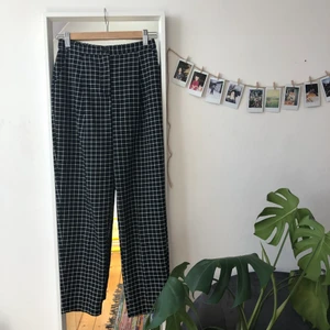 Rutiga byxor - Rutiga byxor från Monki i fin retrostil, använda någon enstaka gång så i mycket fint skick.