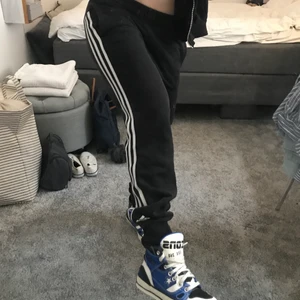 Adidasbyxor - Bra skick, jag är 160 om ni vill ha ngn referens :)