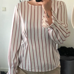 Blus  - Vit blus med röda detaljer. Köpt från Gina tricot. Köparen står för frakten