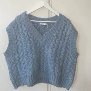 Ljusblå stickad väst - Supersöt ljusblå stickad väst ifrån Zara 