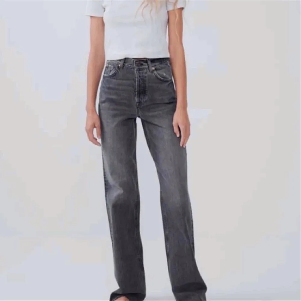 Supersnygga jeans från Zara! Skriv för fler bilder💞 bra skick, dock har jag klippt av dom då dom var för långa för mig. Jag är 163cm! . Jeans & Byxor.
