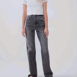 Supersnygga jeans från Zara! Skriv för fler bilder💞 bra skick, dock har jag klippt av dom då dom var för långa för mig. Jag är 163cm! 