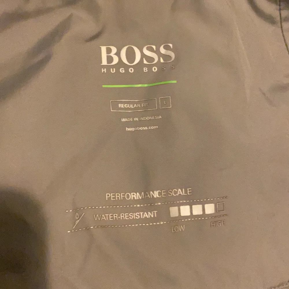 Säljer min Hugo boss vindjacka . Köpt förra året för 1700, använd ett par gånger försiktig så den är som i nyskick! Perfekt passform, skulle nog säga att jackan passar både L och M. Pris kan diskuteras, kolla gärna in mina andra inlägg då ja rensar garderoben!. Jackor.