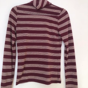 Hollister polotröja strl S - Polotröja från Hollister i Strl S. Aldrig använd, köpt för ca 2 år sedan i London och sedan dess har sen hängt i garderoben. Otroligt fin och ränderna är glitteraktiga.