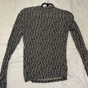 Tröja - Används ej längre. Super stretchig!