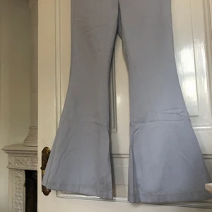 Nya byxor från NAKD!  - Helt nya! Prislapp kvar! Ljusblåa byxor i flair modell🌷lite mörkare vid benet från golvet i affären, därför säljer jag dom billigare☺️