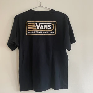 Vans Tee M - Vans T-shirt köpt i London Camden. Den är märkt som en XL men skulle säga mer att det är en M dam eller en S herr. Köpt för cirka 399. Priset är inkl. 30kr frakt.                     !!!!OBS!!!! Frakten står som gratis då den är sammanslagen med priset!!!!