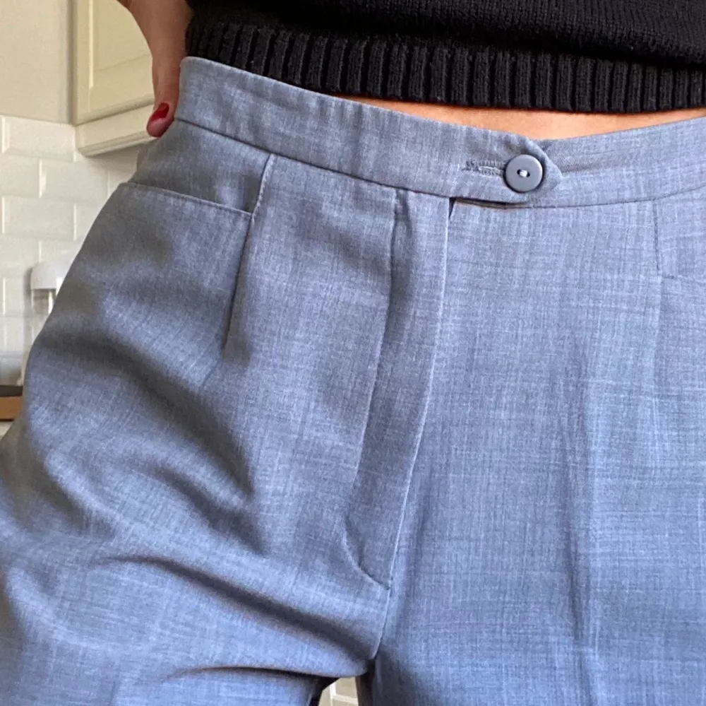 Kostymbyxor i ett luftigt tyg, fin grå färg (syns bäst på bild 2). De är storlek 38 och jag har bärt de oversized. Jag är vanligtvis XS och på mig är de smått stora i midjan. 🖤 . Jeans & Byxor.