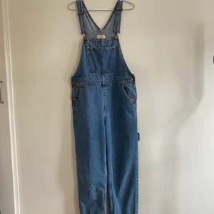 Monki hängselbyxa S - Säljer dessa ascoola baggy hängselbyxor från Monki i storlek S (oversized) köpta för 400kr ish. Sparsamt använda. Priset är inkl. 96kr frakt.                               !!!!OBS!!!! Frakten står som gratis då den är sammanslagen med priset!!!!