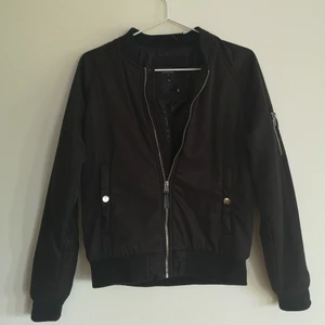 Svart jacka strl S - En svart bomberkacka i bra skick 🖤