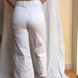 Vita jeans med vida ben, lite kortare i modellen. 