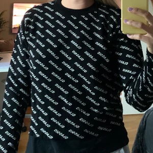 Classic tröja - En super skön tröja från chiquelle med trycket classic. Är i superfint skick och jag gillade verkligen denna då den passar till mycket på både vintern och sommaren. Det är onesize men skulle säga att den motsvarar en M ungefär. Super snygg! Frakten står köparen för 