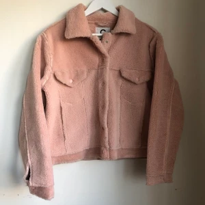 Gullig rosa fluffig vårjacka från cubus - Storlek M, fint skick!