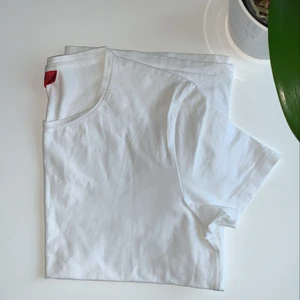 Hugo Boss T-shirt 2 st - 2 pack Hugo Boss t-shirt i nyskick, vit och svart. Obs båda två följer med vid köp!