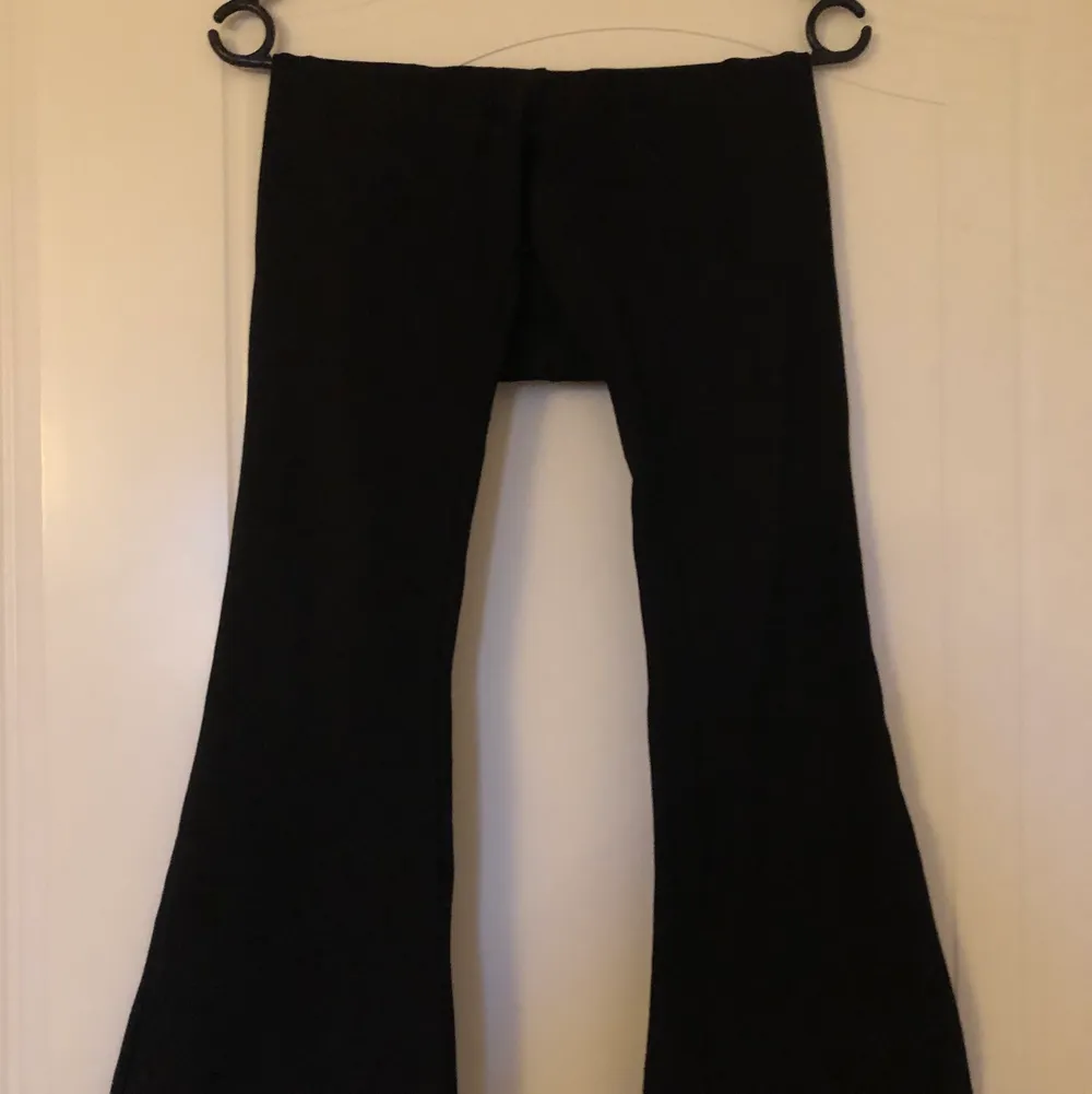 Mjukis byxor från Ginatricot i storlek XXS, säljer då dom har blivit för små för mig. Jeans & Byxor.